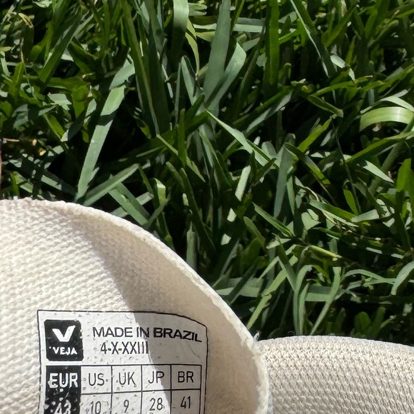 VEJA V-10 Sneakers as seen on Meghan Markle fits women 11.5  men size 10 unisex - Picture 15 of 16